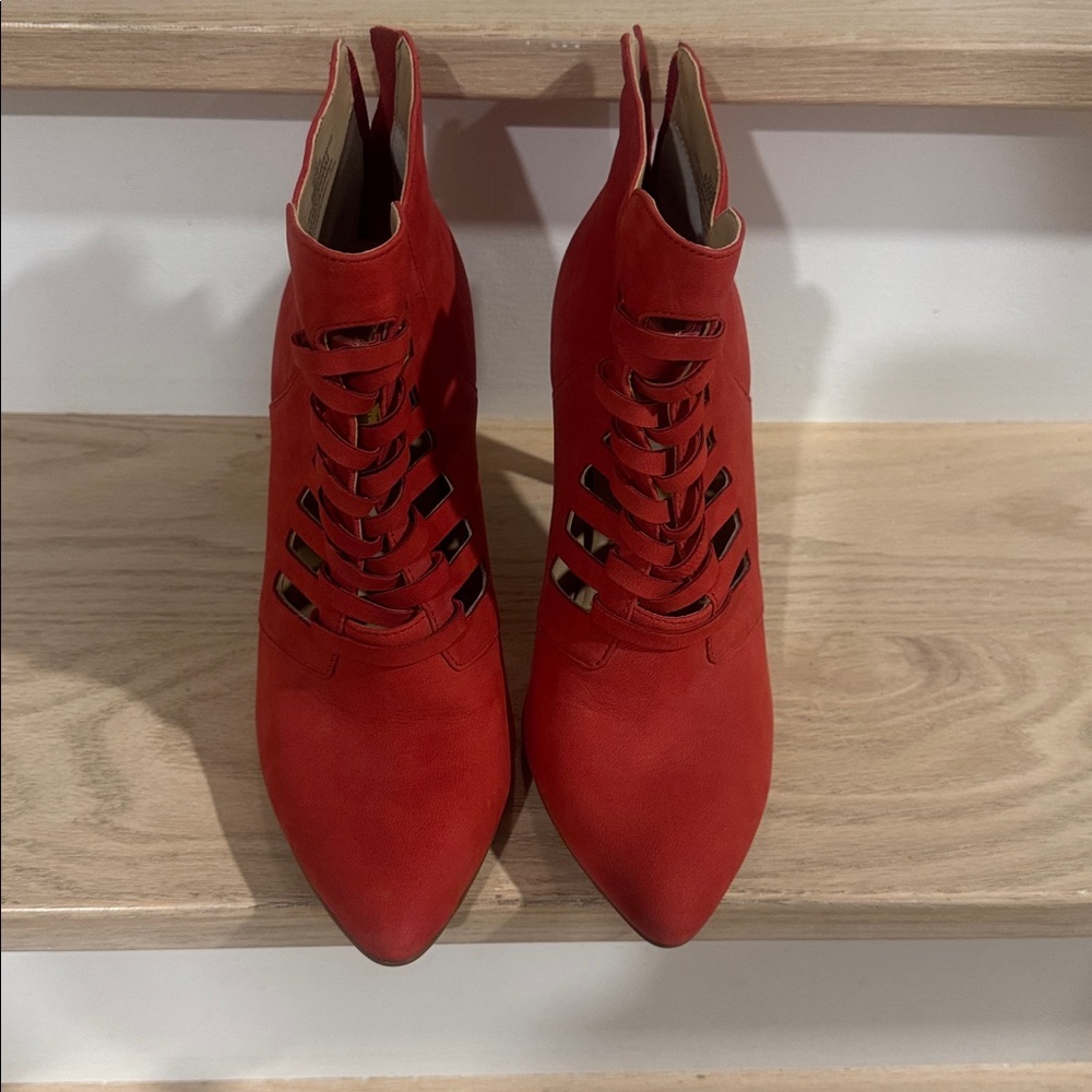 Women’s 8.5 BCBG Red braided Leather Ankle Boots golden heel zippers